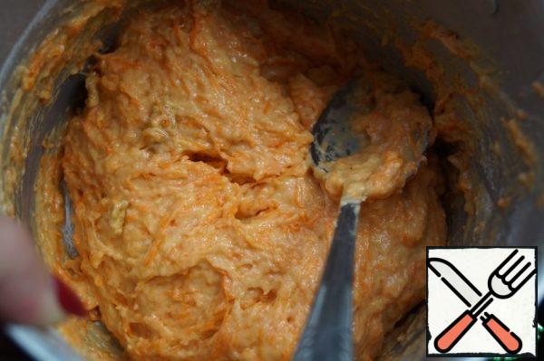 Add grated pumpkin, vegetable oil and sifted flour with baking powder. Knead the dough well with a spoon, it will turn out quite thick. Then add the candied oranges (I have homemade orange peels). You can replace the candied raisins, but the taste will not be the same (leave the dough to rest for 10 minutes.
