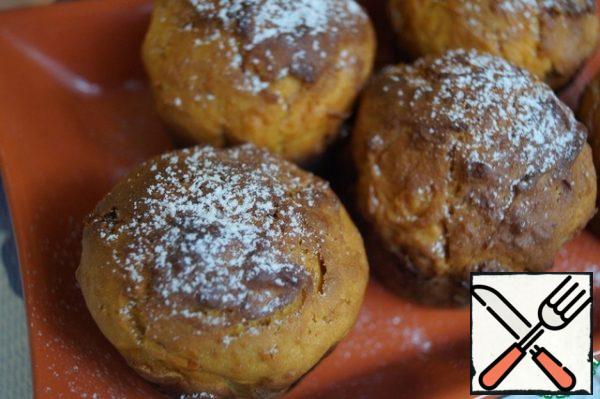 Ready muffins allow to cool and sprinkle with powdered sugar before serving.