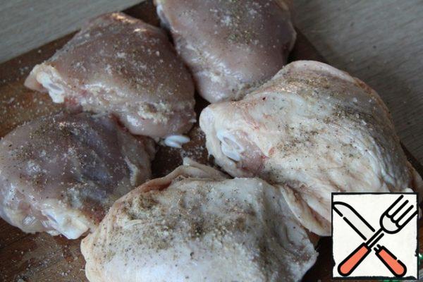 Lightly salt the thighs and sprinkle with pepper.
