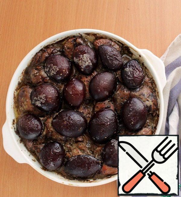 Put in a well-heated oven for 180*C 50-60 minutes. Well, if when baking plum "wrinkled", it will give more liver juice, I got a hard plum, wrinkles did not work.
