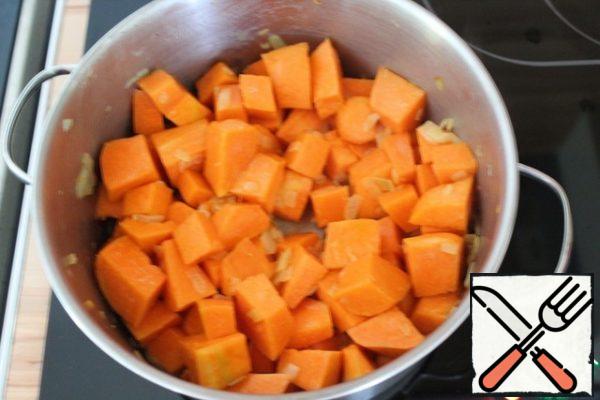 In a large saucepan, fry the onion in vegetable oil until golden brown, add the pumpkin. Fry for 5 minutes, stirring constantly.
