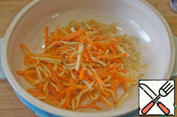 In the same oil fry  until soft carrots with celery, add to the onions.