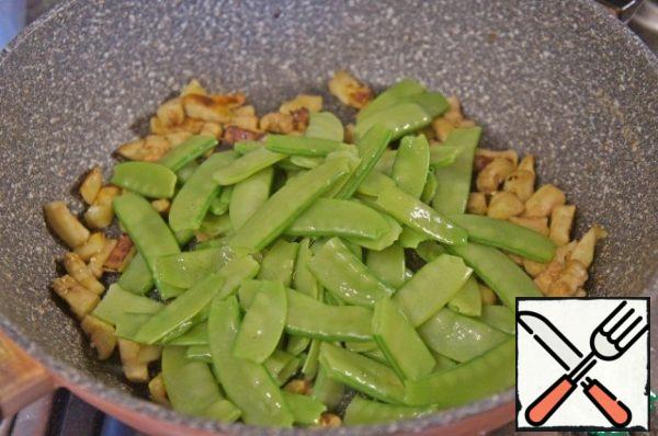 Add to it the spatulas of peas and all together fry a little more.