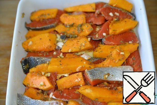 Put the fish and pumpkin on top of the potatoes.
