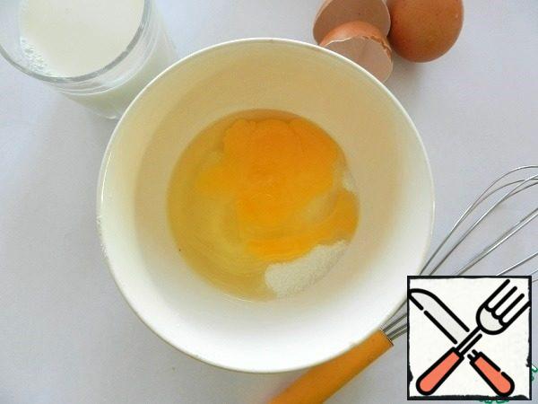 In a bowl, mix 2 eggs, 100g sugar, 1ch. l. (with a slide) vanilla sugar, 150ml milk and 2 tbsp vegetable oil.