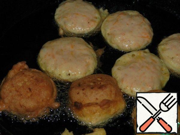 With two spoons to form balls (1/2 tbsp dough) and fry on both sides until Golden brown in a pan with plenty of oil. Oil donuts almost do not absorb, I had enough for frying originally poured into the pan oil.