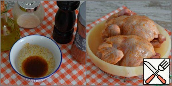 For the marinade, mix black pepper, paprika, salt, garlic powder and two tablespoons of olive (sunflower) oil.
Chickens (approximate weight of each 500-550 grams) carefully dry with a paper towel and RUB the marinade inside and out.
Set aside.