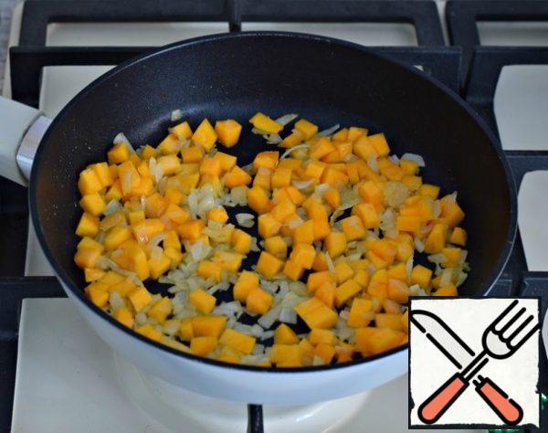 Chop the onion, cut the pumpkin into small cubes. (given the weight of already peeled vegetables) Fry in olive oil (1 tbsp) on high heat until half cooked.