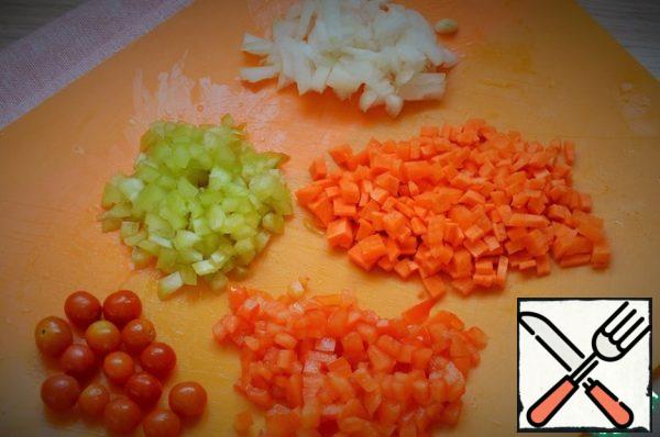Wash vegetables, peppers, onions and carrots cut into small cubes.