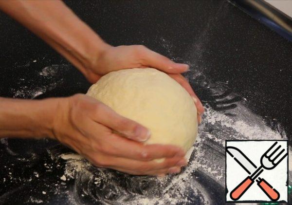I think it is easier for dumpling dough, probably only an omelet:)
All the ingredients are mixed and knead a homogeneous, smooth, not sticky dough.
Cover or wrap in a bag, so as not air, and meanwhile prepare the filling.