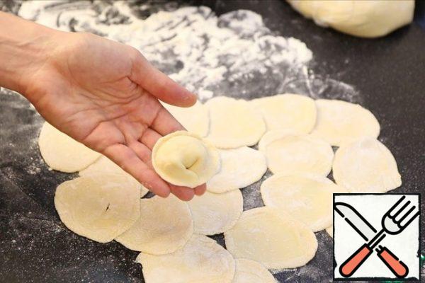 I think there is no need to talk about how to roll out dumplings. Every housewife has tried herself in this fascinating process at least once in her life)
I had a lot of dough and minced meat, to save time I made large dumplings.

