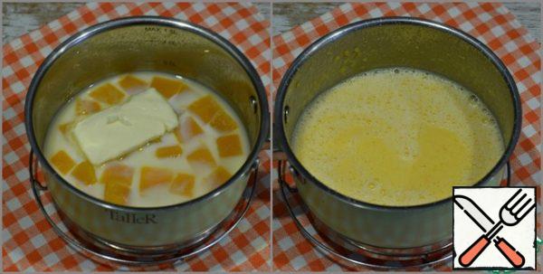Remove the pumpkin from the heat, do not drain the water. Add 100 ml of cold milk (+-10 ml) and butter to the pumpkin pan. Clean the mass. You should get 300 ml of milk-pumpkin mixture.
