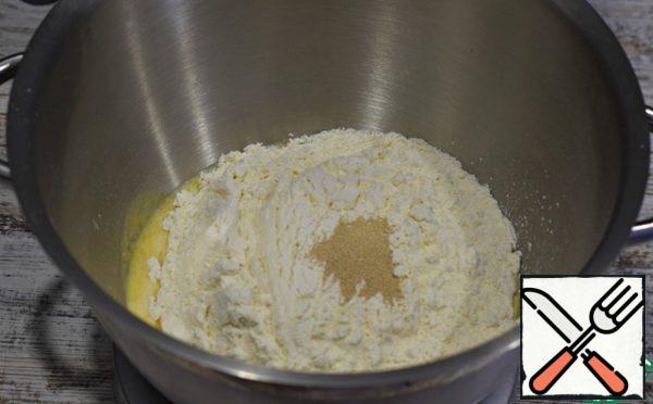 Sift flour, mix with salt, sugar, yeast.
