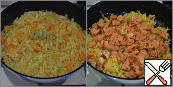Cook the filling until the dough fits.
Simmer sauerkraut under a lid over moderate heat until soft. (if the cabbage is not very juicy, add a little boiled water to the pan)
Cut the fish fillet into small pieces, add to the pan with cabbage...
