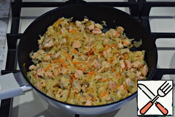 .. warm everything together for a couple of minutes, remove from heat, cool. This time I was making a pink salmon pie. But you can also use other fish. Suitable for cod, pike perch, carp, chum salmon, even pollock.
