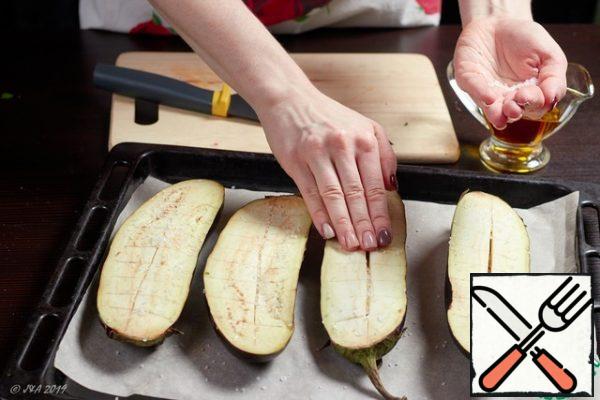 Cut the eggplants lengthwise, add salt and soak in cold water for 20 minutes to get rid of the bitterness.
I've heard that there are varieties of eggplant that don't taste bitter, but I don't want to take any chances.
