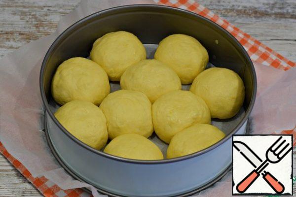 Place the pies in a baking dish (d 24-26 cm) at a small distance from each other. Cover the bottom of the mold with baking paper.
