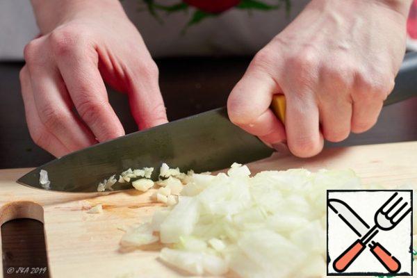 Finely chop the onion and garlic.
