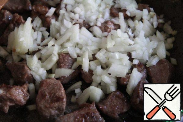 Cut the onion into small cubes, add to the meat, put out a little.
