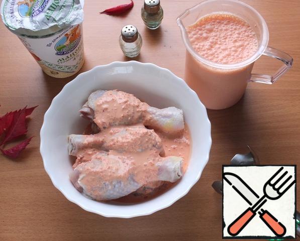 It is possible to cook both from the whole chicken, and from its parts.
In a Cup, put the chicken drumsticks and pour the prepared marinade, mix everything thoroughly, cover with cling film and put at least a couple of hours in the refrigerator. I usually remove the marinate overnight.