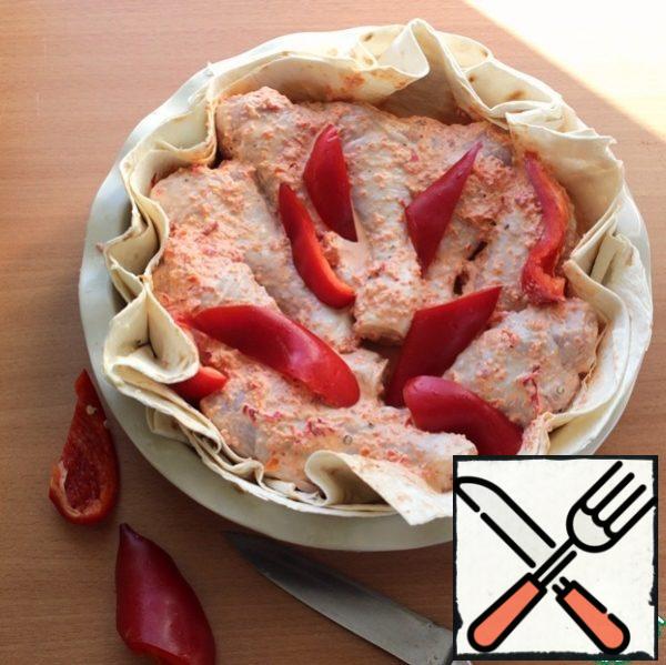 Put the chicken drumsticks on the prepared pita bread, pour the marinade, put the chopped bell pepper on top.
