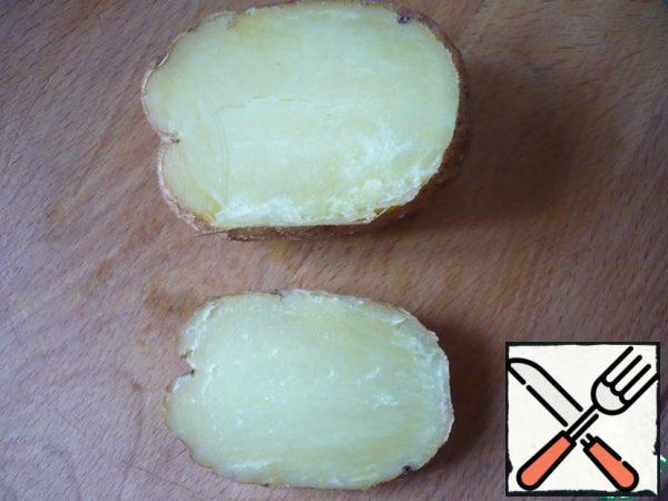 Then let the potatoes cool slightly. On top of each potato, cut a small slice.