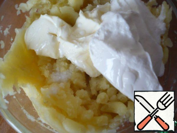 Mash the potatoes (in any way convenient for you) together with milk, sour cream, add 2 tbsp. l. butter and 0.5 tsp. salt.