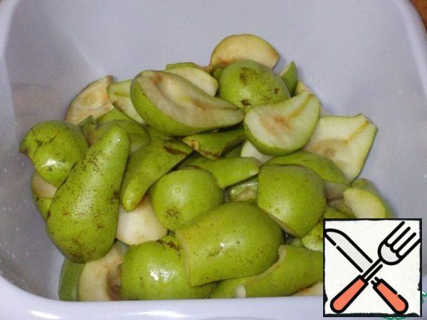 Pears wash. Cut off all broken or damaged places. Cut out the core. The skin is not cut. After cleaning the pears I have a residue of 1.5 kg... From this number of boil jams. 