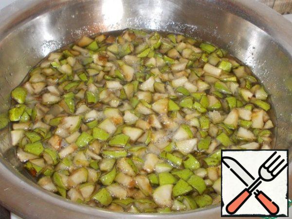 After a while, put the pears on the fire. Boil. Remove the foam in case of its formation, but usually these pears do not give foam.