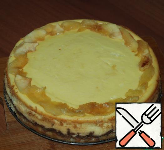 Cake get from the oven, give him to stand up minutes 10-15. then walk with a knife on the walls of the form, separating them from the cake. Remove the bumpers. Place the apples on top of the pie. You can cover the entire surface. I have broke a only rim do. Pour the syrup on the apples.