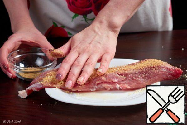 Sprinkle the meat with spices. It doesn't have to be rubbed, just a little pat to stick. When rubbing, the fiber structure is broken, and the meat may be unevenly salted. Fry the meat in a dry frying pan until a crust forms. This will seal the juice inside and the meat will not be dry.
