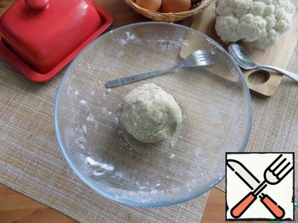 Knead the dough, put it in a bag and put in the refrigerator. Let's do the stuffing.