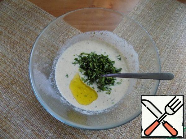 Put sour cream, cottage cheese and combine thoroughly. Add chopped fresh parsley and olive oil. Again connect.