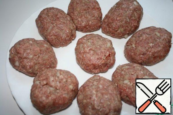 Chop the onion finely and mix with the minced meat.
Salt pepper to taste.
Shape small meatballs.