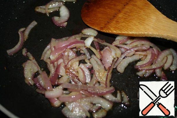 Cut the second onion into half rings and fry until golden brown.
Let cool and add to the egg mass.
