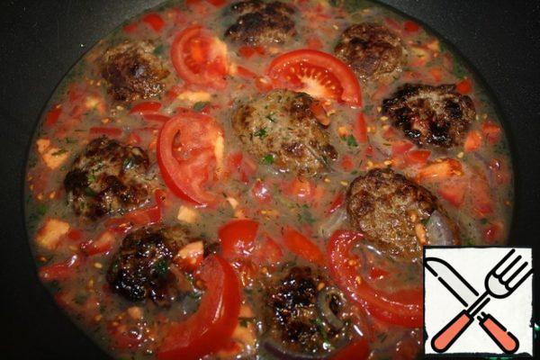 Fry our meatballs until tender.
Fill with egg-vegetable filling.
Close the lid and bake on low heat until the eggs are cooked.
You can also bake in the oven.