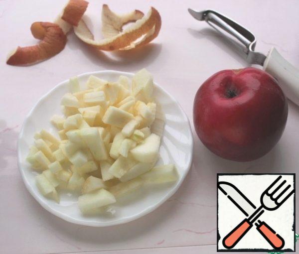 Peel the apple, cut into cubes, add to the oat mixture and grind with a blender.
