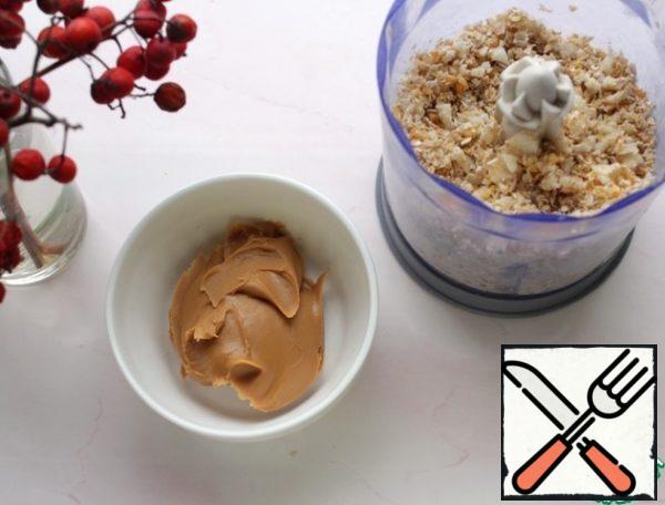 Add peanut paste to the resulting mass and knead the dough
