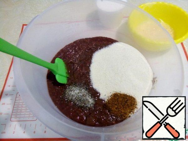 Wash the liver, dry it, remove all films and streaks. You can take any liver, I have pork. I pre-held it in cold milk for 2 hours so that the bitterness and taste of blood would go away. Twist the liver through the smallest grate. Add semolina, salt, pepper and basil, I added basil salt. We have instructions on its preparation on our website. Mix well.
