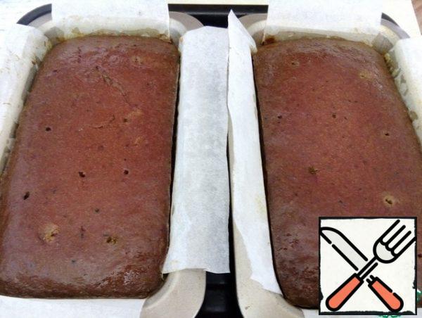 In the middle of baking, get and make punctures on top with a skewer, so that the top is not much cracked. At the end of time, check the skewer for readiness. Remove from oven to grill.