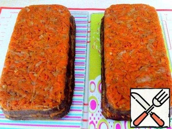 Let stand on the table for 5 minutes and carefully remove from the mold, walking with a knife on the sides, turn it onto a board or dish. When hot, it is juicy and crumbly, but it is well sliced, served hot on the table. Cold (like mine) is also very tasty, it can also be cut thinner and served on bread like sandwiches, garnished with herbs. It is good to take it with you to nature, to work. The taste is different from the usual liver patties. Here, without baking, pancakes turn out to be less greasy. The baking dish can also be taken round.
