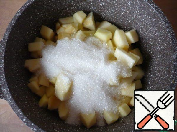 Let's make apple mousse. Peel the apples and cut them into cubes. Add lemon juice and sugar. To get a mousse of yellow apples, peel and slice the apples, immediately pour lemon juice over them, do not let the apples brown. Cook the apples in a small saucepan.
