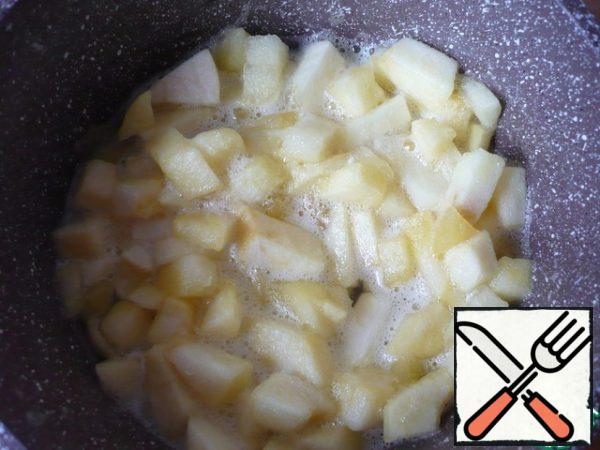 Add water and vanilla sugar and bring to a boil, stirring occasionally. Cover the pan, cook for about 15 minutes, until the apples are softened and the water has evaporated.