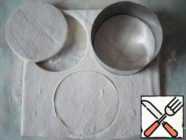 Now take a sheet of puff pastry and using a cookie cutter to cut circles out of the dough. Do 8 circles, trim test I, too, used, broke a still two circle. Only 10 pieces.