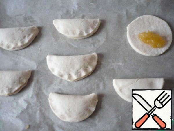 Then fold the circle in half to close the filling, and press well along the edge of the workpiece.
