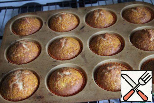 Spread out in paper capsules enclosed in prepared cupcake molds and fill them with dough no more than 2/3, sprinkle with sugar. Bake first at high temperature (220 degrees) for about 10 minutes, then at 190 degrees until tender.