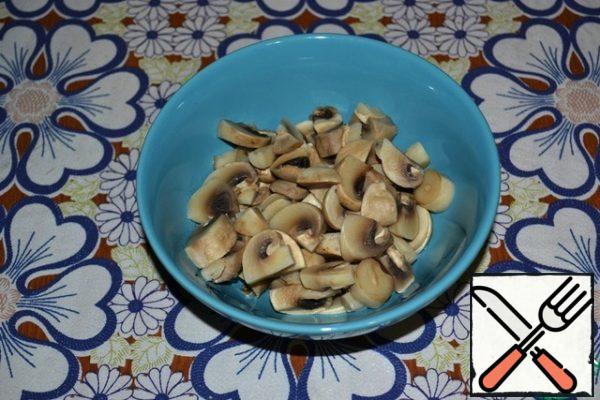 Mushrooms cut and boil in salted water. Drain the water. Mushrooms to cool.