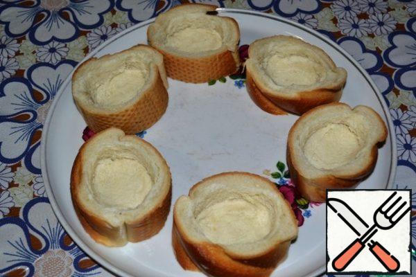 Arrange the loaf slices on a platter. Pour the milk over them, 3 teaspoons for each slice. Pour milk should be so that the edges of the pieces remained dry, about 0.5 cm wide.
A teaspoon to press the loaf to get "boats" or "plates". Sample look at this photo.
