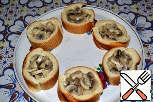Next, arrange the boiled mushrooms, press with a spoon.