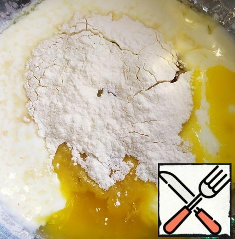 Let's start with the preparation of the dough. In warm kefir, add eggs, sugar, yeast and mix. Next, add the melted butter, salt, and gradually pour in the sifted flour with starch.